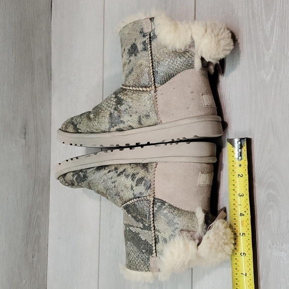 Ugg Australia Women Bailey Bow Short Snake Sheepskin Boots shoes sz 6 - Picture 7 of 12